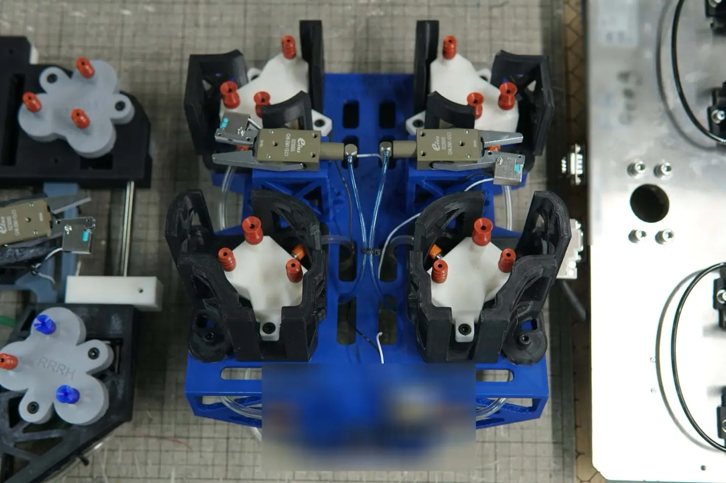 射出成形機からワークを取り出して運搬するロボットハンドは、軽量化の面でも樹脂化のメリットが大きい