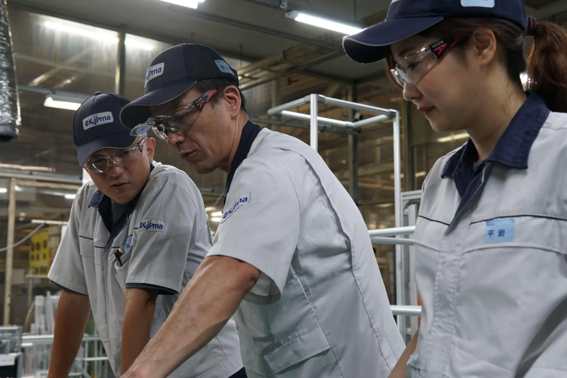 製造部 部長 福海様（写真左） 製造部 カイゼン課 課長 本田様（写真中） 製造部 カイゼン課 平岩様（写真右）
