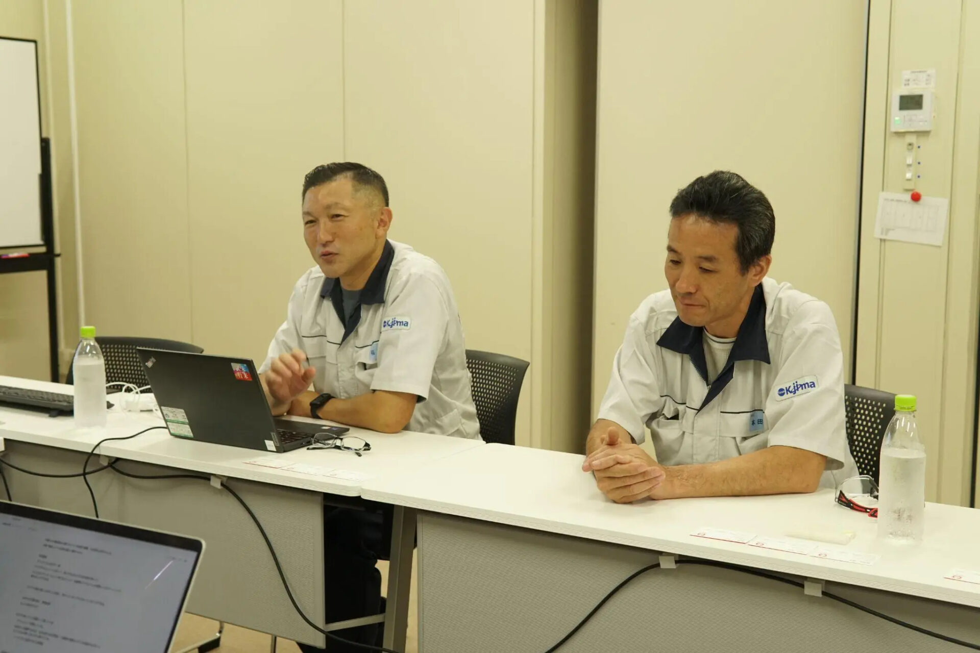 上松電子株式会社　製造部 部長 福海様（写真左）　製造部 カイゼン課 課長 本田様（写真右）