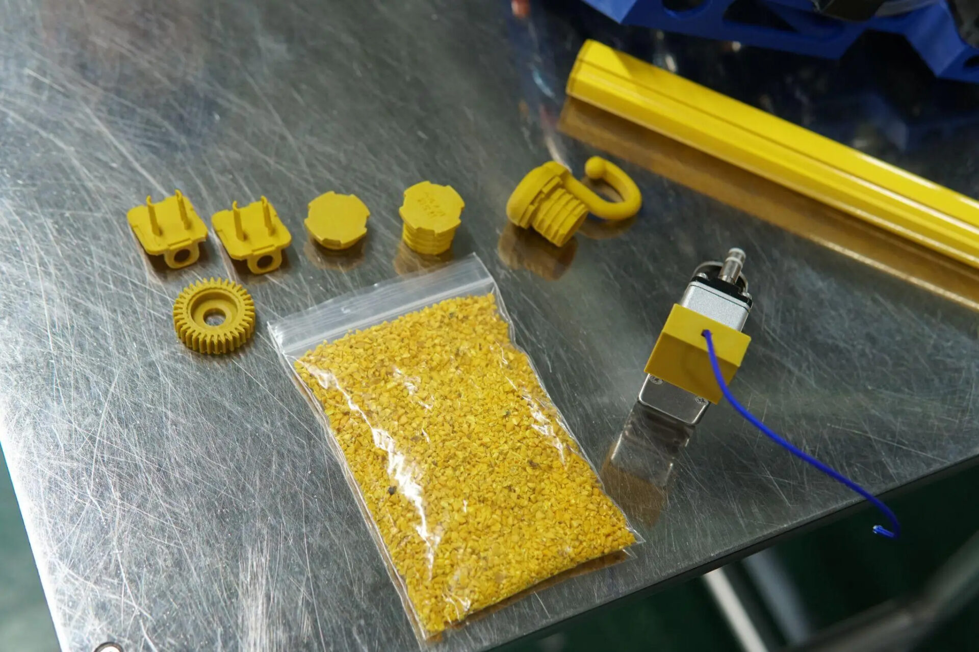 使用期間を超えたヘルメットから得られた粉砕材と、それらをフィラメント化して造形した造形物