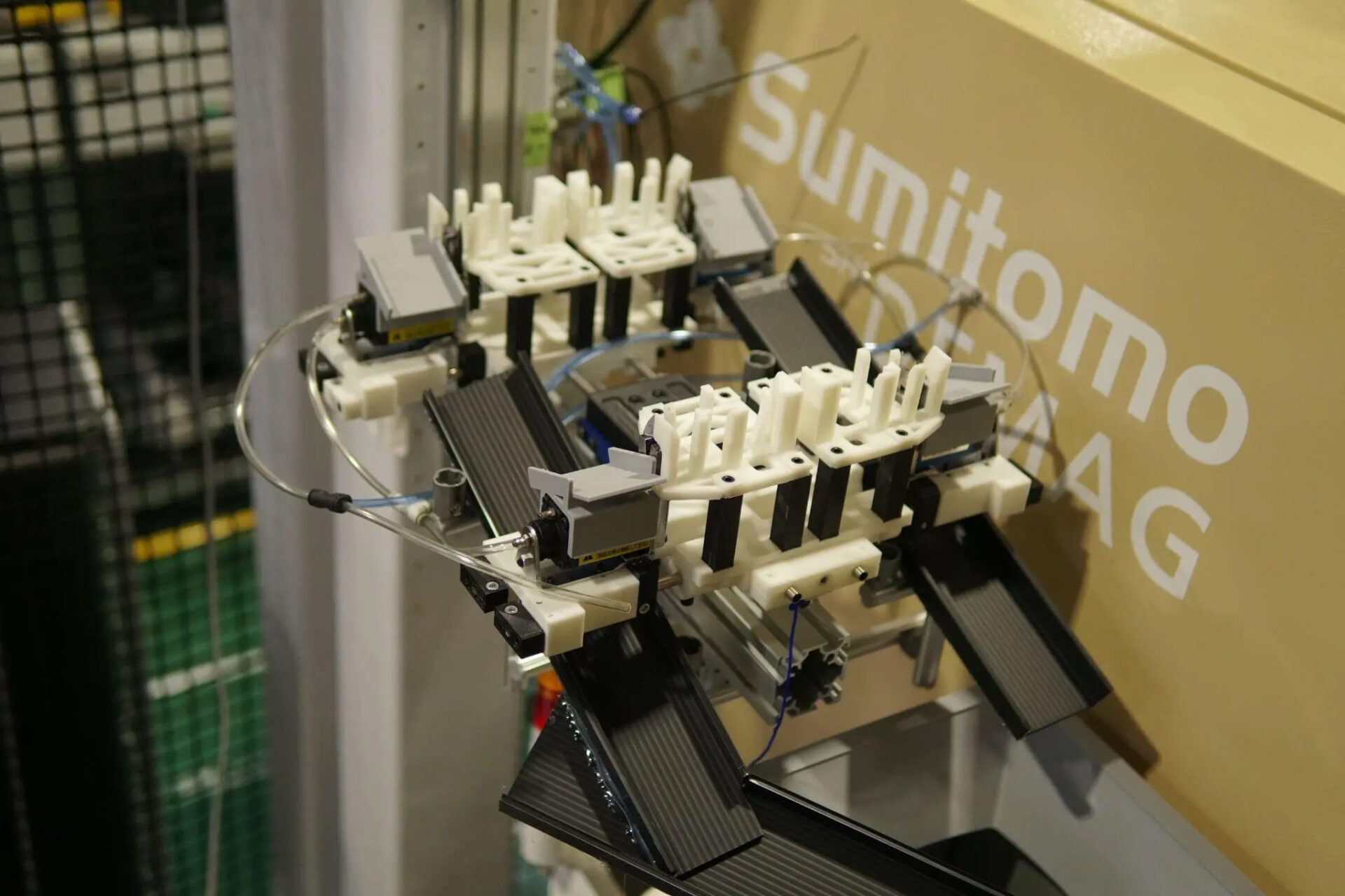 自動化工程に組み込まれた3Dプリンター製の置き治具 ロボットがこの上に成形品を置き、ランナー部をズレなくカットする