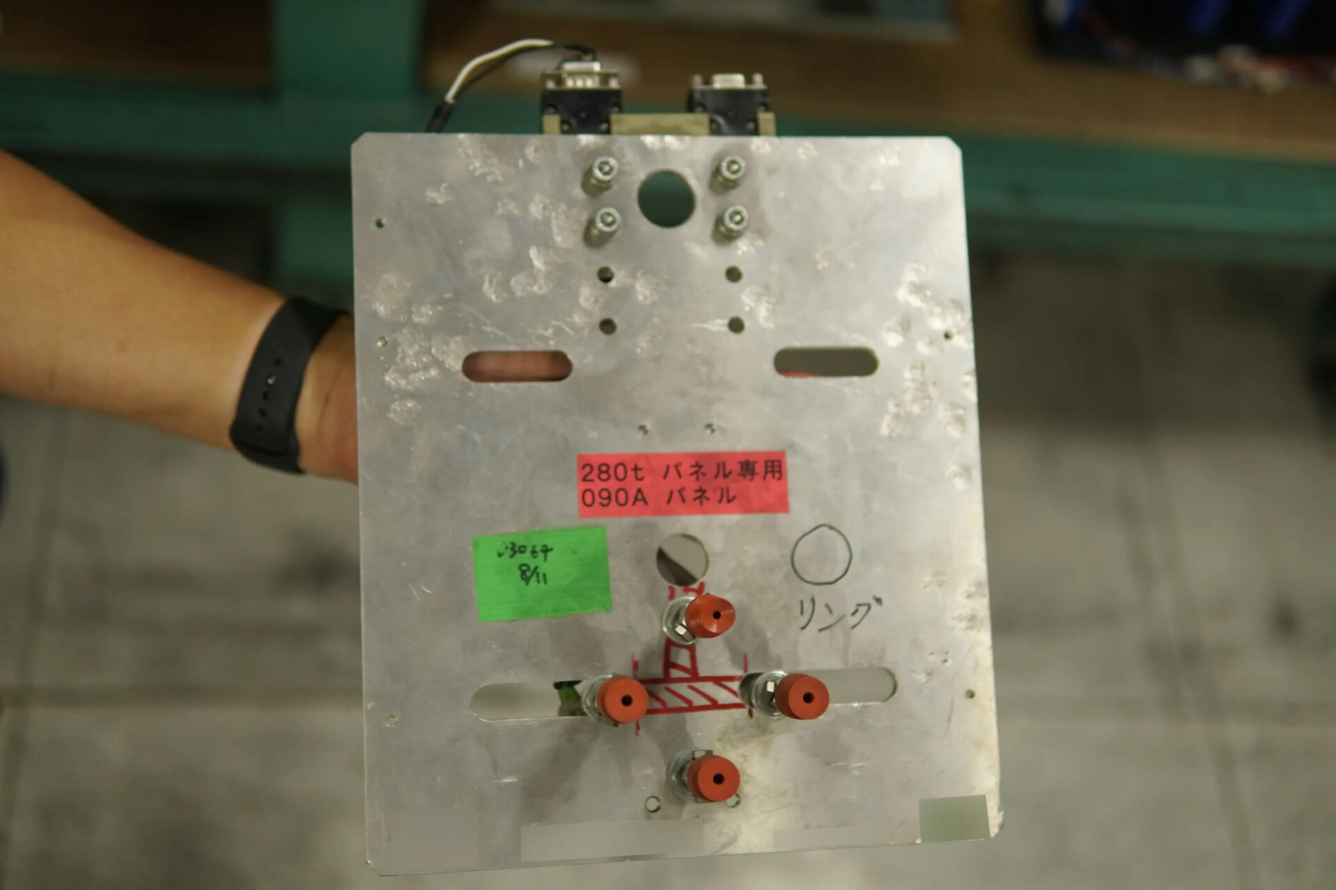 従来から使用されていたロボットハンドアセンブリ 主に金属製部品からなり、ずっしりと重い