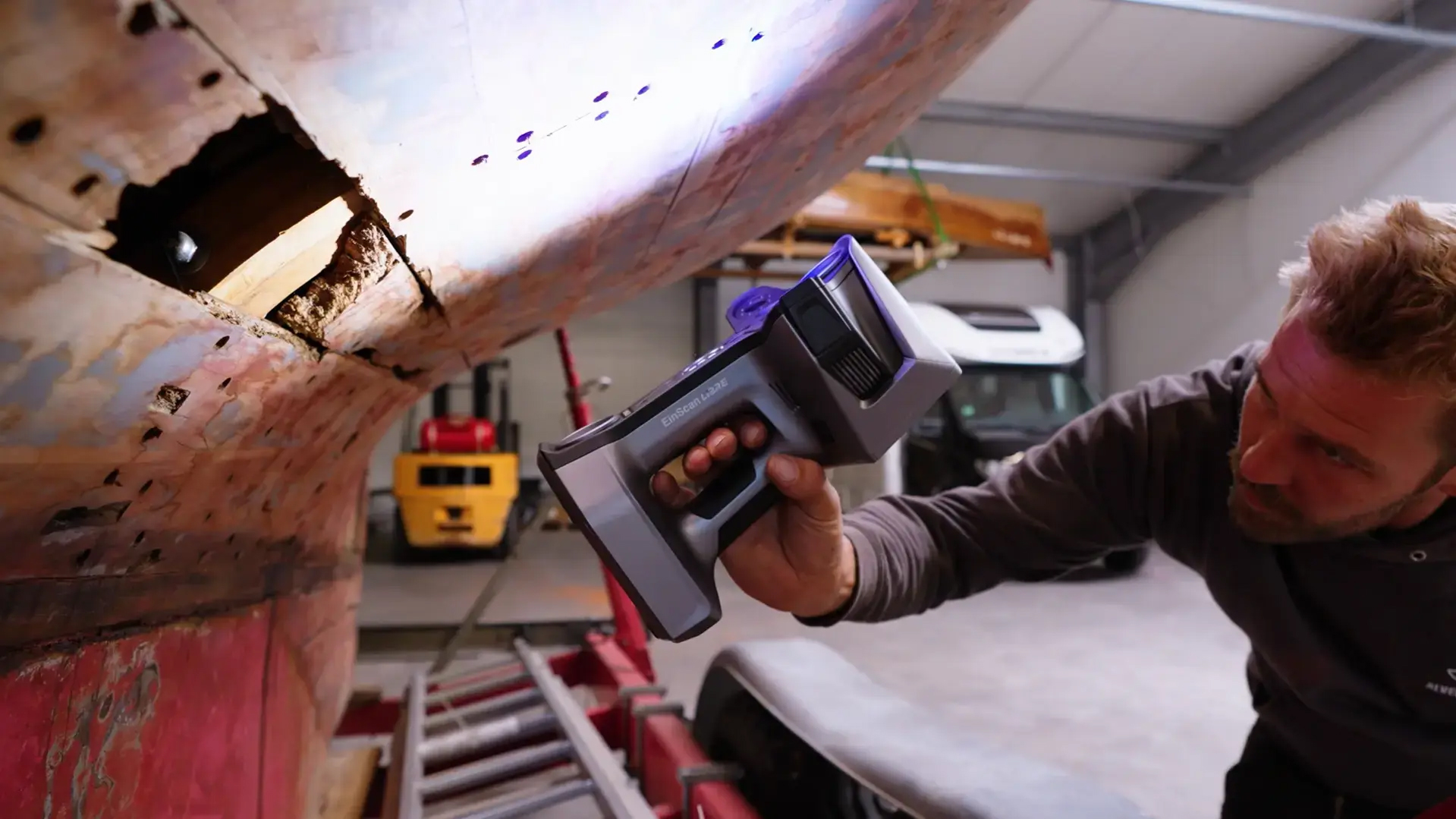 EinScan Libreで船体の損傷箇所のデータを取得中