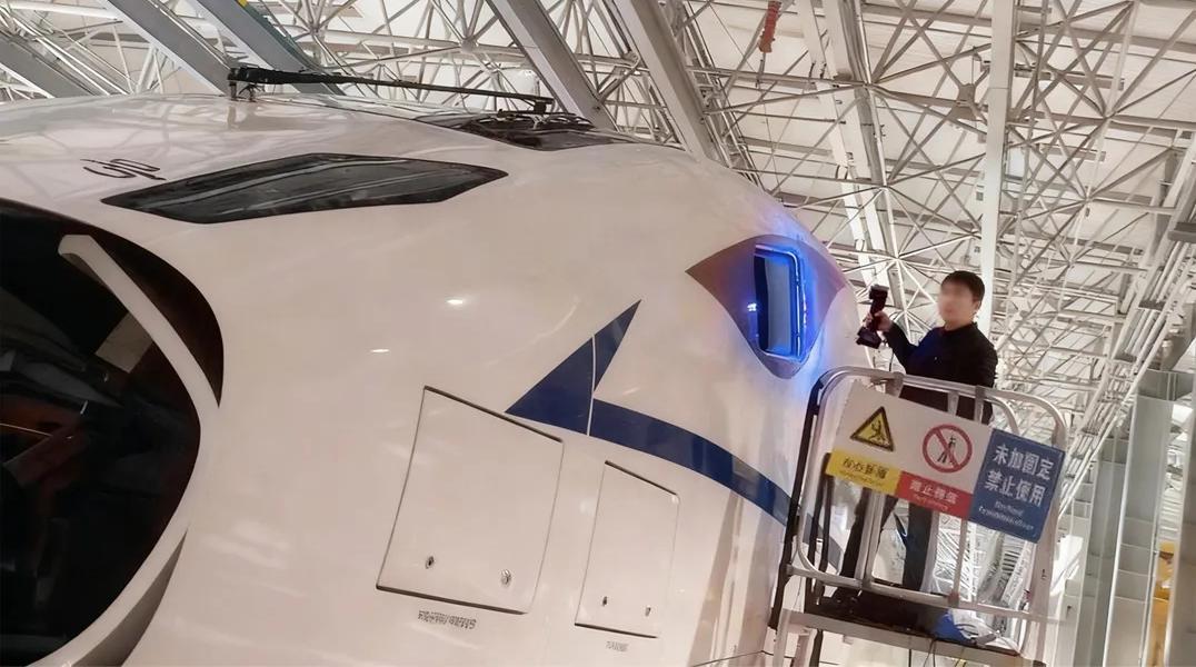 エンジニアがFreeScan UE Pro2を使用して、鉄道車両の窓アセンブリを検査し、製造工程における変形を分析している様子